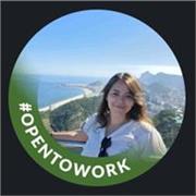 Profesora que imparte clases a niños y adolescentes