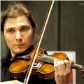 Violinista impartisce lezioni per allievi di tutte le età