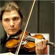 Violinista impartisce lezioni per allievi di tutte le età