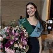 Profesora que imparte clases a alumnos de primaria y secundaria