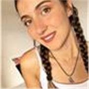 Profesora de biología y mates con título universitario, especialista en Primaria y ESO