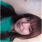 Técnica Química inparte clases a niños y adolescentes