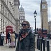 Profesora de inglés imparte clases a todos los niveles