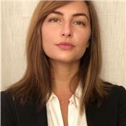 Dottoressa in Giurisprudenza impartisce lezioni di introduzione al diritto