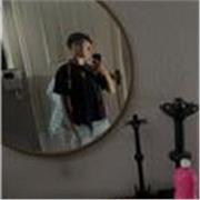 Chaval alegre con buen trato con los chicos pequeños. 