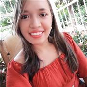 Profesora de ciencias ambientales imparte clases a niños de todas las edades