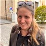 sono laureata in lettere e sono giornalista. collaboro per varie testate per le pagine di cultura e spettacolo