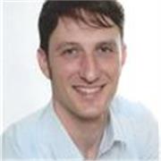 Maschinenbauingenieur hilft Schülern bei Physik