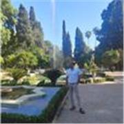 Graduado en enfermería con titulación de máster en gestión y dirección, que ha ejercido de profesor de clases particulares 