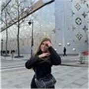 Soy Bea! Tengo 18 años, y tengo muchas ganas de dar clases divertidas! Llevo desde pequeña estudiando inglés y soy bilingüe 
