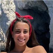 Studentessa di una professione sanitaria con materie scientifiche