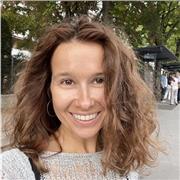 J'ai un master en journalisme, ma maîtrise de la langue russe est avancée, tout comme mon anglais et mon ukrainien. Merci