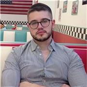 Laureato magistrale in scienze filosofiche, offre lezioni in discipline umanistiche per scuole secondarie di primo e secondo grado