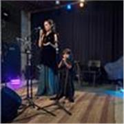 Para cantores, estudantes ou amantes da música que querem abrir a voz e adaptar seu corpo aos desafios da vida moderna cantando