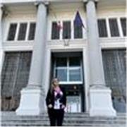 Giovane avvocato offre lezioni private di diritto, fornendo power point e riassunti per aiutare la memorizzazione 