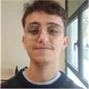 Graduado en filosofía y con el máster de educación secundaria.