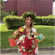 Ragazza universitaria che ha vissuto piú anni all’estero e disponibile a offrire lezioni di inglese e di altre materie scolastiche