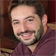 Nativo francés que puede dar clases a niveles bajos o tener conversaciones totalmente en el idioma con niveles altos.