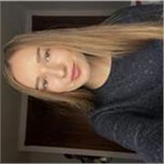 Profesora de inglés apta para dar a clases a alumnos de nivel escolar.