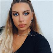 Studentessa di scuole superiori per ripetizioni a ragazzi di scuole elementari/medie