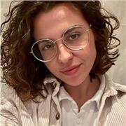 Profesora con grandes habilidades de enseñanza y experiencia