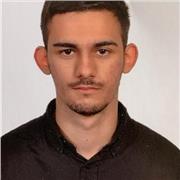 Estudiante universitario de magisterio dispuesto a impartir clases a alumnos en la etapa de primaria.