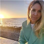 Profesora de Administración y Dirección de empresas, enseño la economía de una forma práctica y entretenida.