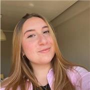 Profesora de valenciano que imparte clases adaptándose a la necesidad del alumno