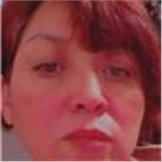 Profesora imparte clases o reafirma en club de tareas a estudiantes en la materia de español