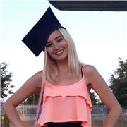 Studentessa universitaria laureata impartisce lezioni di matematica e materie scientifiche