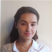 Ex studentessa liceo linguistico aiuta con i compiti estivi