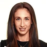 Maestra de educación imparte clases a niños de todas las edades