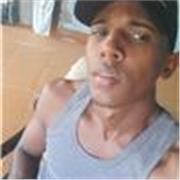 Entrenador personal imparte clases de entrenamiento a personas