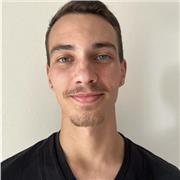 Coach sportif, donne cours de sport à tout le monde pour se maintenir en forme physiquement et être mieux dans sa peau