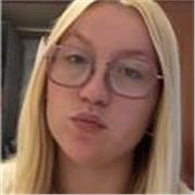 soy una niña que está en el tercer año de magisterio de primaria y está cursando la mención de lengua extranjera ( inglés )