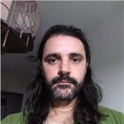 Professor de Biologia ensina crianças e adultos em geral e informática também em geral