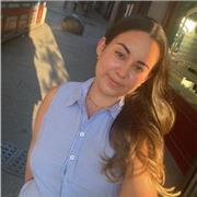 Maestra primaria responsable ofrece apoyo escolar académico personalizado.