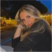 Profesora de apoyo escolar especializado en clase para niños de forma online