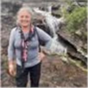 Profesora de inglés imparte clases de conversación para jóvenes y adultos