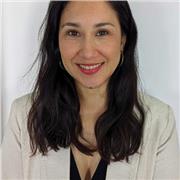Professeure de Yoga Vinyasa formée en Inde et en France métropolitaine.