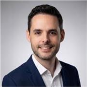 Director de Marketing Digital y profesor especializado en redes sociales, comunicación , IA aplicada y estrategia digital. 