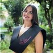 Soy diseñadora gráfica recién graduada. Después de mis seis años de estudio no me importaría dar clases de nivel básico a alumnos interesados por el sector.