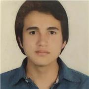 profesor imparte clases de psicología humanista a estudiantes universitarios