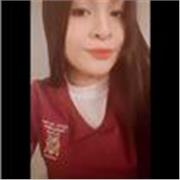 Profesora de ciencias ambientales imparte clases a alumnos de educación primaria