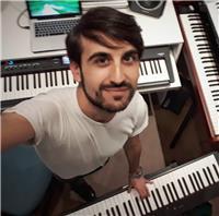 Pianista esperto, diplomato al conservatorio di milano, impartisce lezioni di pianoforte (classico/moderno) e tastiere/synth