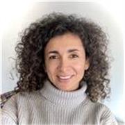 Profesora con cualidades natas de enseñanza en niños y adolescentes. 