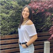 Estudiante que imparte clases a niños y niñas de primaria y secundaria