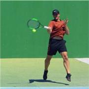 Jugador de tenis con más de 25 años de experiencia y trayectoria competitiva. Clases para todas las edades y niveles