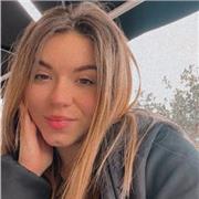 Profesora de inglés da clases a todas las edades