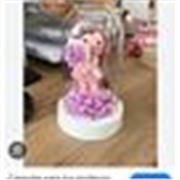 Profesora de Filosofía imparte clases a alumnos(as)